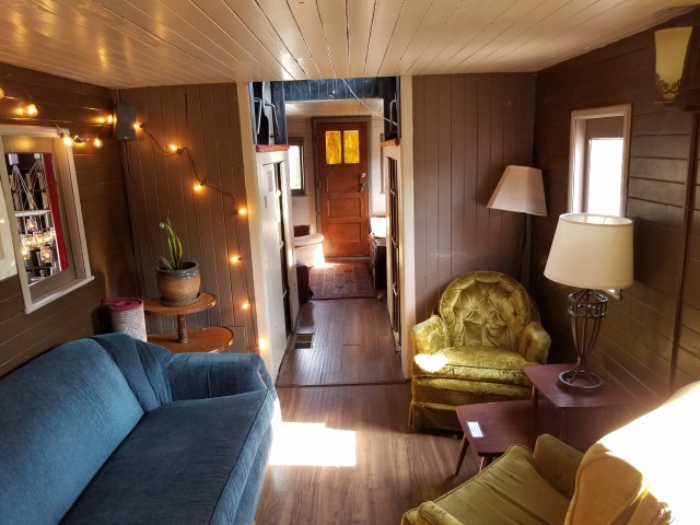 TeaChaiTe.cabooseHallway